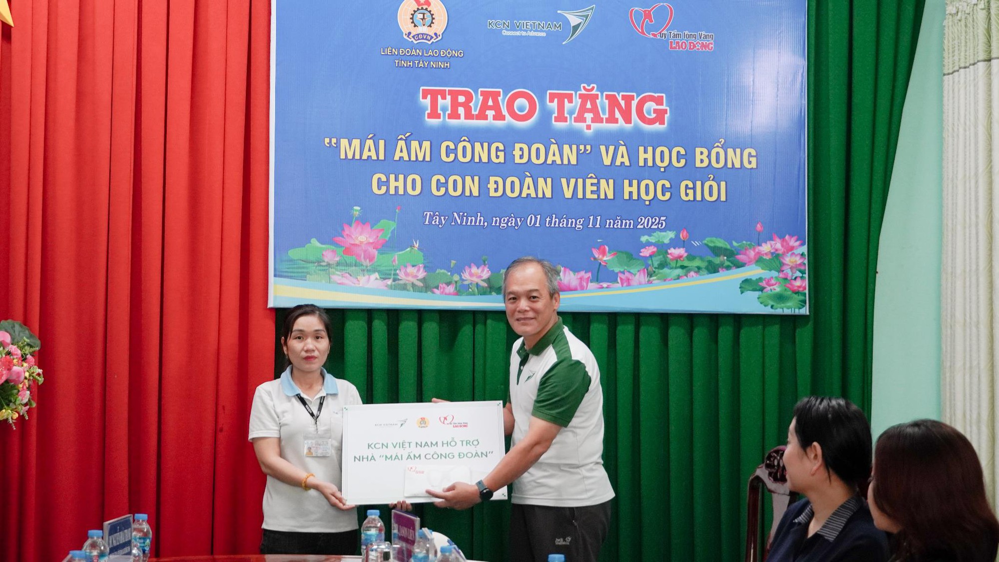 Tập đoàn KCN Việt Nam khởi động chuỗi hoạt động hỗ trợ cộng đồng “KCN Việt Nam - Gắn Kết Hướng Tương Lai”- Ảnh 1. Tập đoàn KCN Việt Nam khởi động chuỗi hoạt động hỗ trợ cộng đồng “KCN Việt Nam - Gắn Kết Hướng Tương Lai”- Ảnh 1.