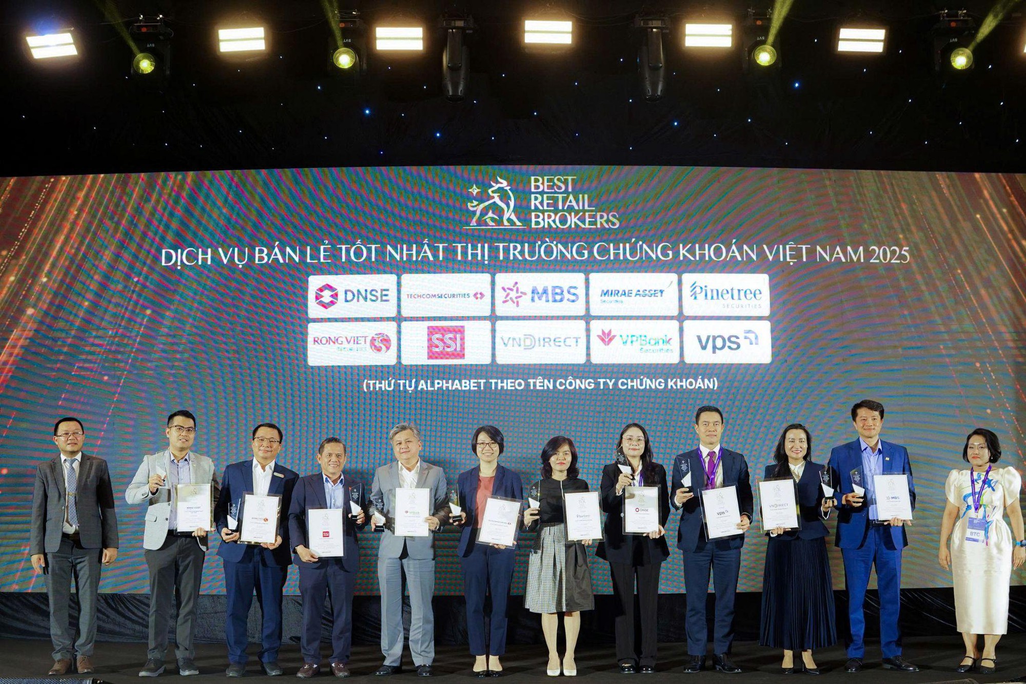 Pinetree lọt Top 10 "Dịch vụ bán lẻ tốt nhất thị trường chứng khoán Việt Nam"- Ảnh 1.