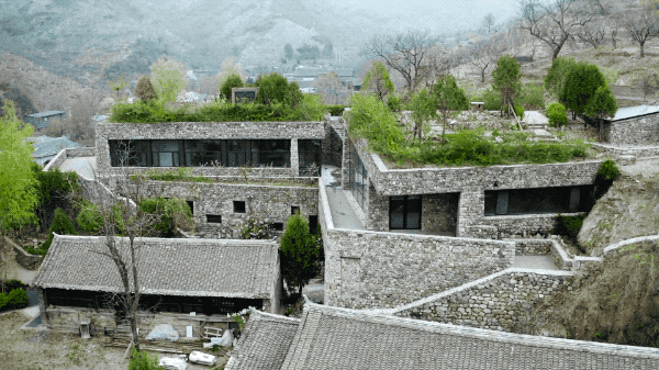 Người đàn ông xây biệt thự dưới chân Vạn Lý Trường Thành, hồi sinh cả 1 ngôi làng: 1,4 tỷ dân Trung phải nể!- Ảnh 2. Người đàn ông xây biệt thự dưới chân Vạn Lý Trường Thành, hồi sinh cả 1 ngôi làng: 1,4 tỷ dân Trung phải nể!- Ảnh 2.