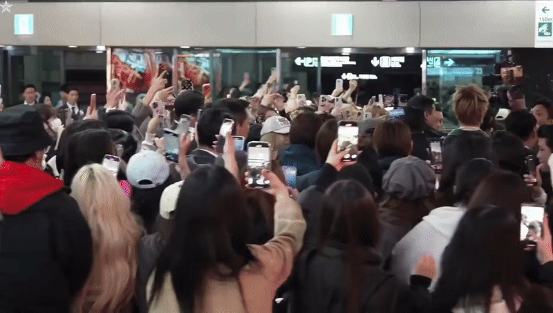 5 "gà cưng" bị fan cuồng xô đẩy giẫm đạp, một thành viên mất cả dép- Ảnh 2. 5 "gà cưng" bị fan cuồng xô đẩy giẫm đạp, một thành viên mất cả dép- Ảnh 2.