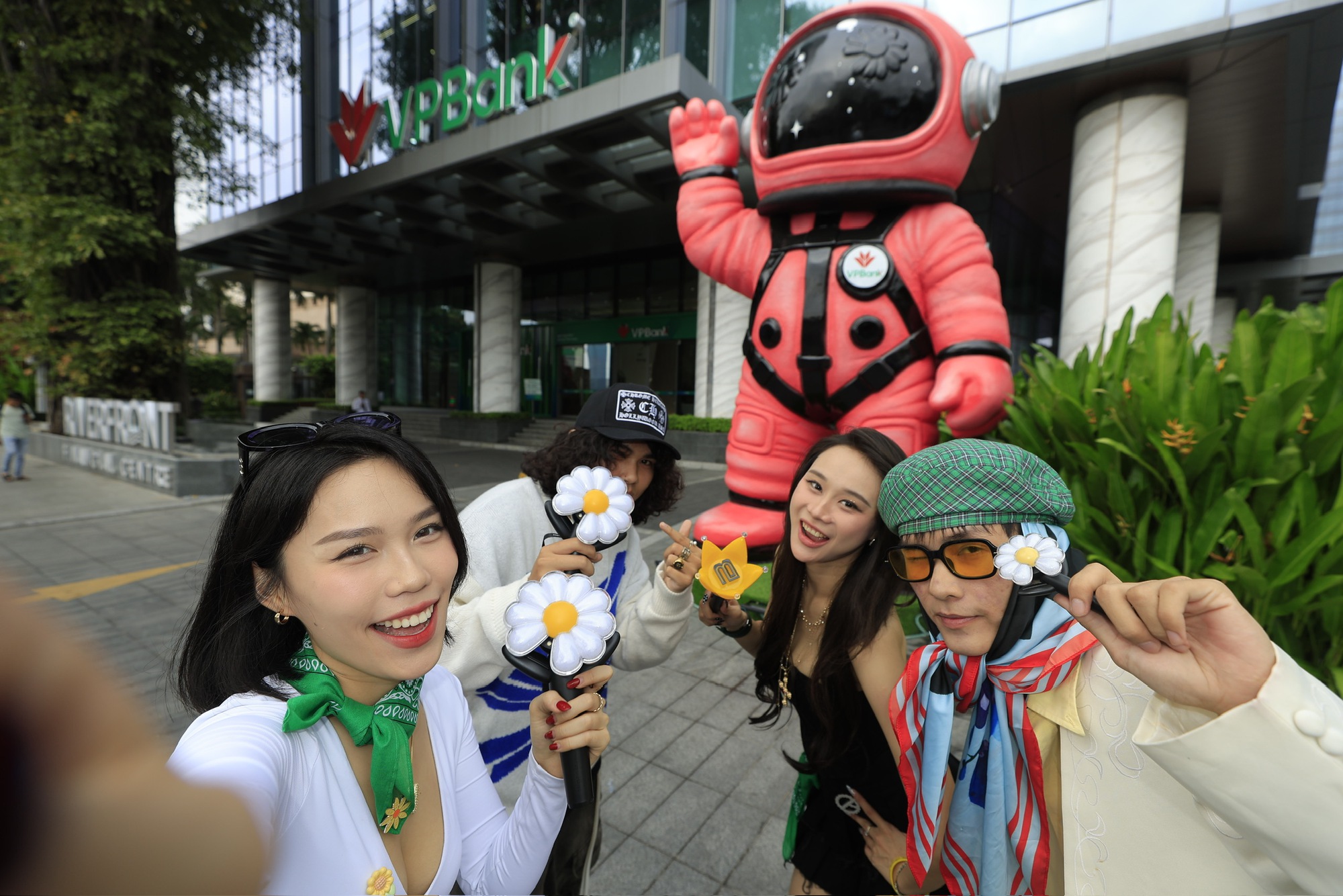 Kim chủ VPBank chơi lớn: Nổ loạt project hoành tráng đón ông hoàng K-Pop G-DRAGON!- Ảnh 2.