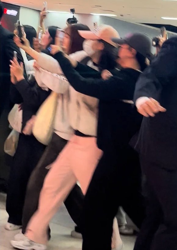 5 "gà cưng" bị fan cuồng xô đẩy giẫm đạp, một thành viên mất cả dép- Ảnh 6. 5 "gà cưng" bị fan cuồng xô đẩy giẫm đạp, một thành viên mất cả dép- Ảnh 6.