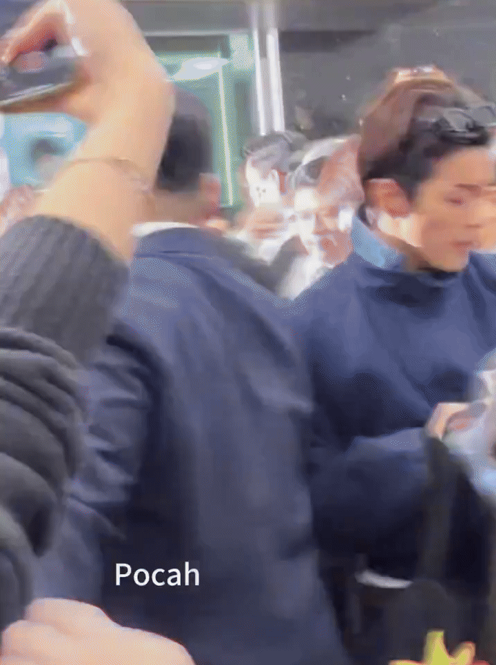 5 "gà cưng" bị fan cuồng xô đẩy giẫm đạp, một thành viên mất cả dép- Ảnh 3. 5 "gà cưng" bị fan cuồng xô đẩy giẫm đạp, một thành viên mất cả dép- Ảnh 3.