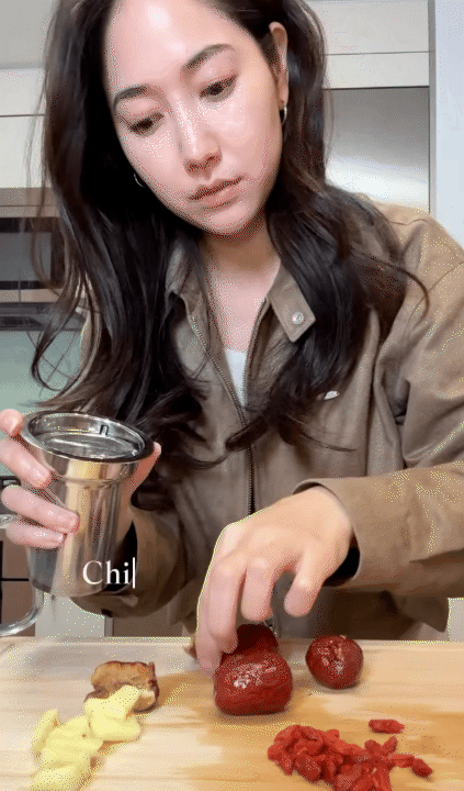 Phụ nữ Hàn "chống già" kiểu tiết kiệm: Uống trà dưỡng nhan từ táo đỏ để tăng sinh collagen, da dẻ sáng mịn- Ảnh 7. Phụ nữ Hàn "chống già" kiểu tiết kiệm: Uống trà dưỡng nhan từ táo đỏ để tăng sinh collagen, da dẻ sáng mịn- Ảnh 7.