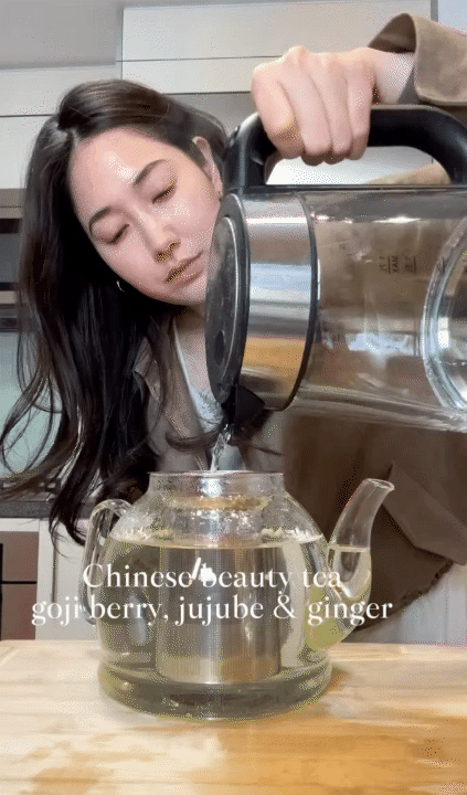 Phụ nữ Hàn "chống già" kiểu tiết kiệm: Uống trà dưỡng nhan từ táo đỏ để tăng sinh collagen, da dẻ sáng mịn- Ảnh 8. Phụ nữ Hàn "chống già" kiểu tiết kiệm: Uống trà dưỡng nhan từ táo đỏ để tăng sinh collagen, da dẻ sáng mịn- Ảnh 8.