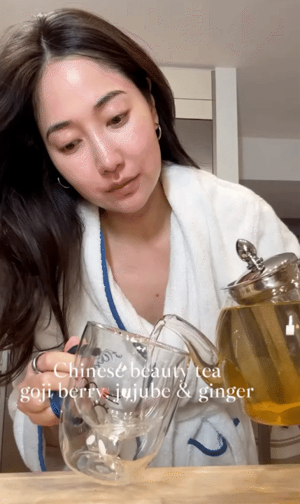 Phụ nữ Hàn "chống già" kiểu tiết kiệm: Uống trà dưỡng nhan từ táo đỏ để tăng sinh collagen, da dẻ sáng mịn- Ảnh 9. Phụ nữ Hàn "chống già" kiểu tiết kiệm: Uống trà dưỡng nhan từ táo đỏ để tăng sinh collagen, da dẻ sáng mịn- Ảnh 9.