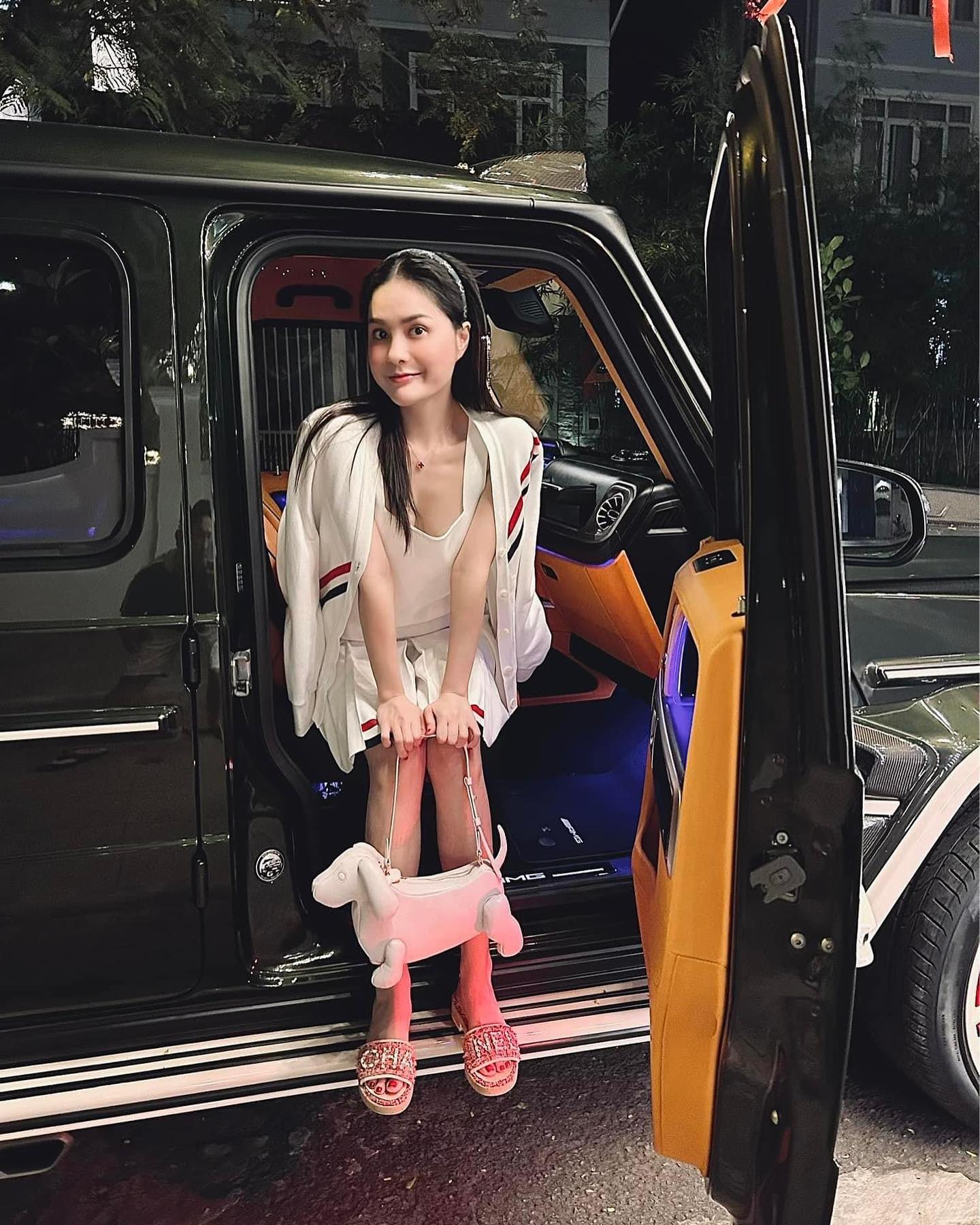 Bay màu danh xưng “nữ đại gia quận 7” của Đoàn Di Băng- Ảnh 21. Bay màu danh xưng “nữ đại gia quận 7” của Đoàn Di Băng- Ảnh 21.