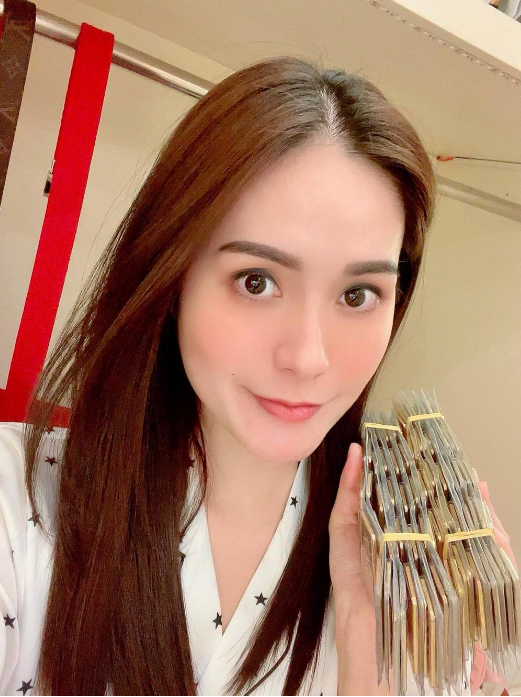 Bên trong căn phòng chứa két sắt của vợ chồng Đoàn Di Băng- Ảnh 7. Bên trong căn phòng chứa két sắt của vợ chồng Đoàn Di Băng- Ảnh 7.