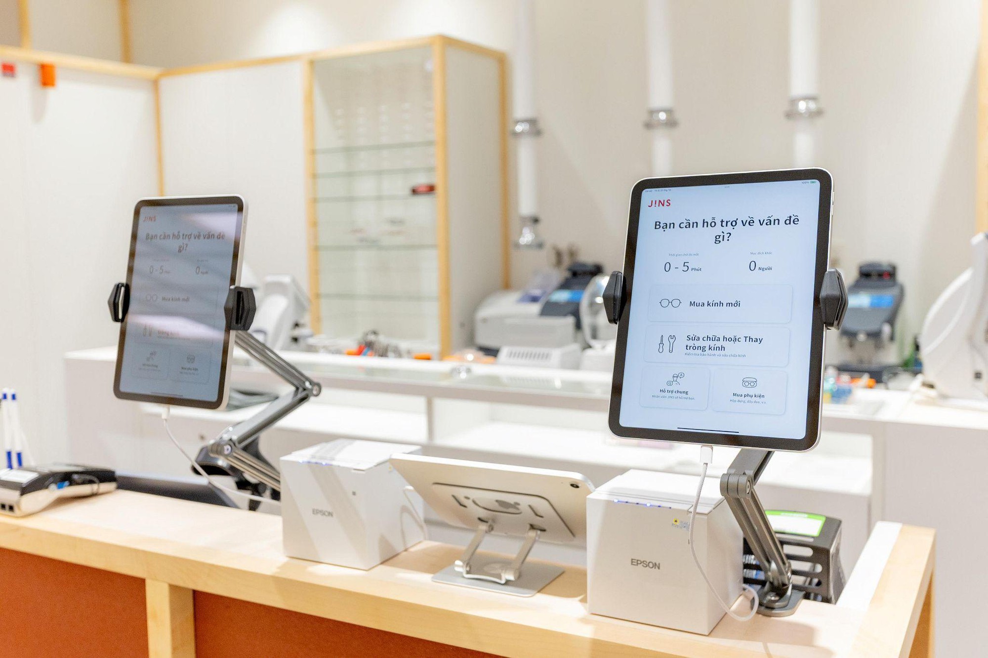 Thương hiệu JINS đẩy mạnh chiến lược, mở 3 cửa hàng liên tiếp tại Việt Nam- Ảnh 1.