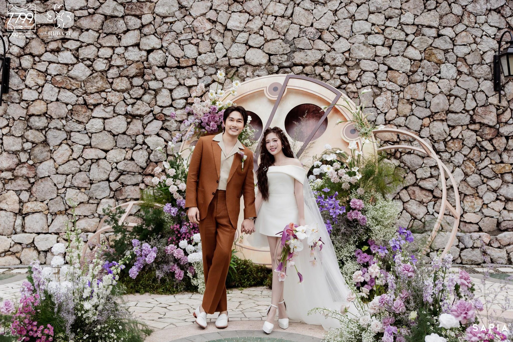 Soi nhanh cặp nhẫn cưới full kim cương của cặp đôi giờ vàng Đình Tú-Ngọc Huyền, mức giá khiến nhiều người bất ngờ- Ảnh 2. Soi nhanh cặp nhẫn cưới full kim cương của cặp đôi giờ vàng Đình Tú-Ngọc Huyền, mức giá khiến nhiều người bất ngờ- Ảnh 2.