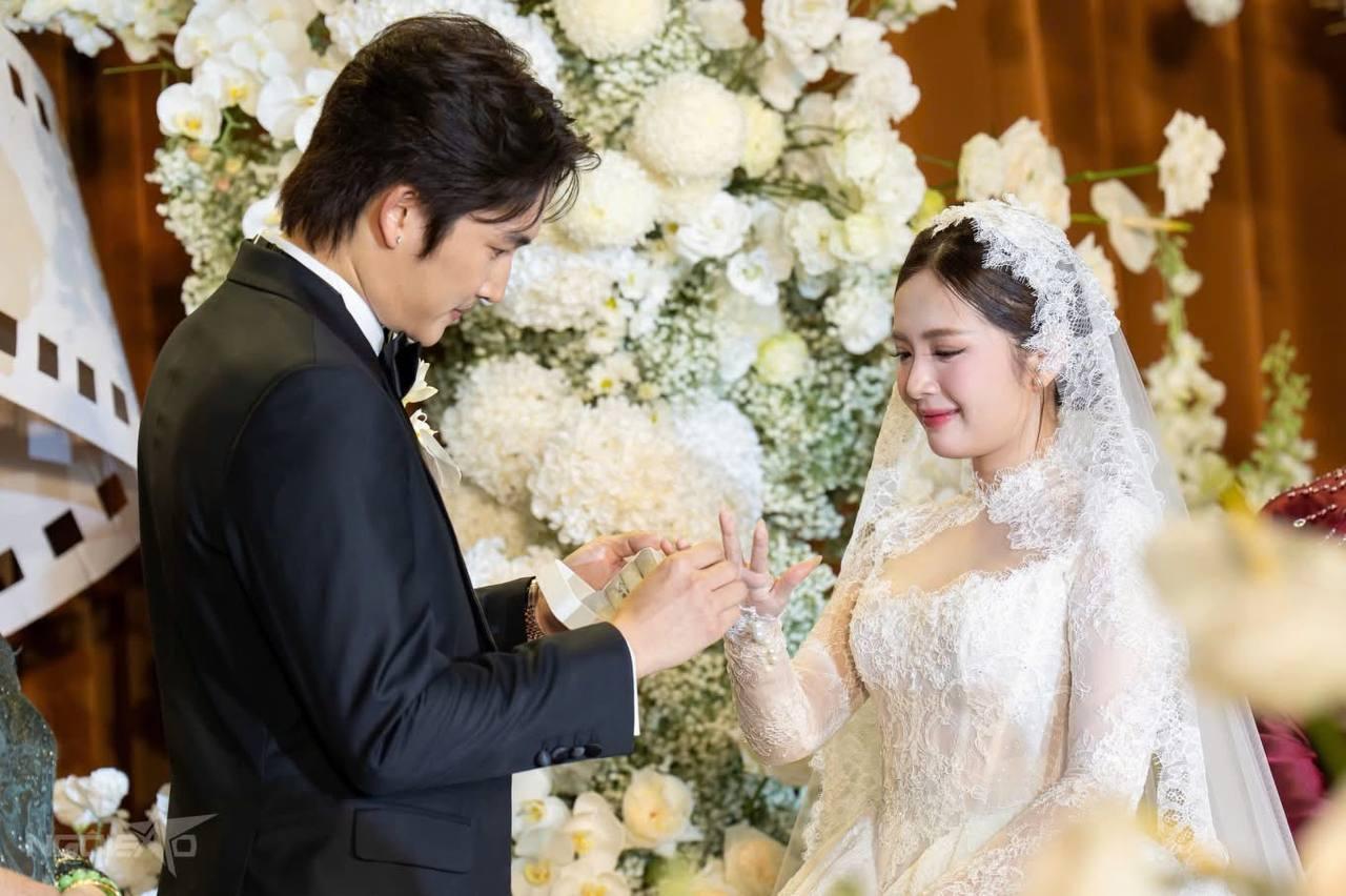 Soi nhanh cặp nhẫn cưới full kim cương của cặp đôi giờ vàng Đình Tú-Ngọc Huyền, mức giá khiến nhiều người bất ngờ- Ảnh 3. Soi nhanh cặp nhẫn cưới full kim cương của cặp đôi giờ vàng Đình Tú-Ngọc Huyền, mức giá khiến nhiều người bất ngờ- Ảnh 3.