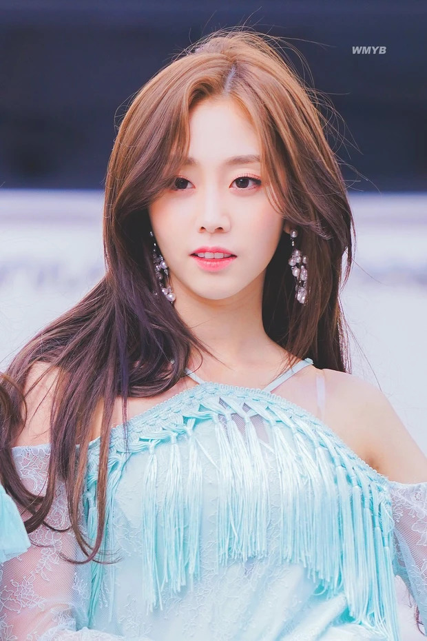 Jisoo “hư” quá, đêm hôm trốn công ty đi hẹn hò tới tận sáng mới mò về- Ảnh 2. Jisoo “hư” quá, đêm hôm trốn công ty đi hẹn hò tới tận sáng mới mò về- Ảnh 2.