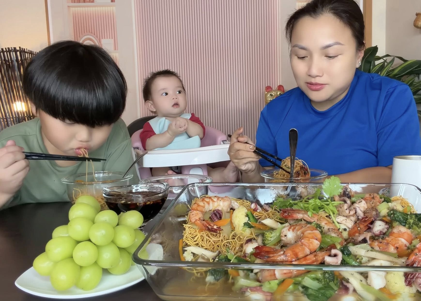 "Thế lực nhí" tiếp theo của Quỳnh Trần JP: Bé Na, vừa xuất hiện đã bùng nổ MXH, biểu cảm giống anh Sa như tạc- Ảnh 3. "Thế lực nhí" tiếp theo của Quỳnh Trần JP: Bé Na, vừa xuất hiện đã bùng nổ MXH, biểu cảm giống anh Sa như tạc- Ảnh 3.