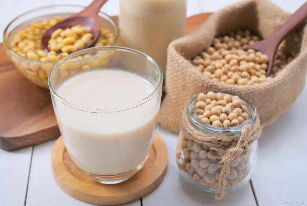 6 công thức sữa đậu nành cực tốt: Phụ nữ hãy luân phiên uống trong mùa đông để dưỡng ẩm da, bổ tỳ vị- Ảnh 1. 6 công thức sữa đậu nành cực tốt: Phụ nữ hãy luân phiên uống trong mùa đông để dưỡng ẩm da, bổ tỳ vị- Ảnh 1.