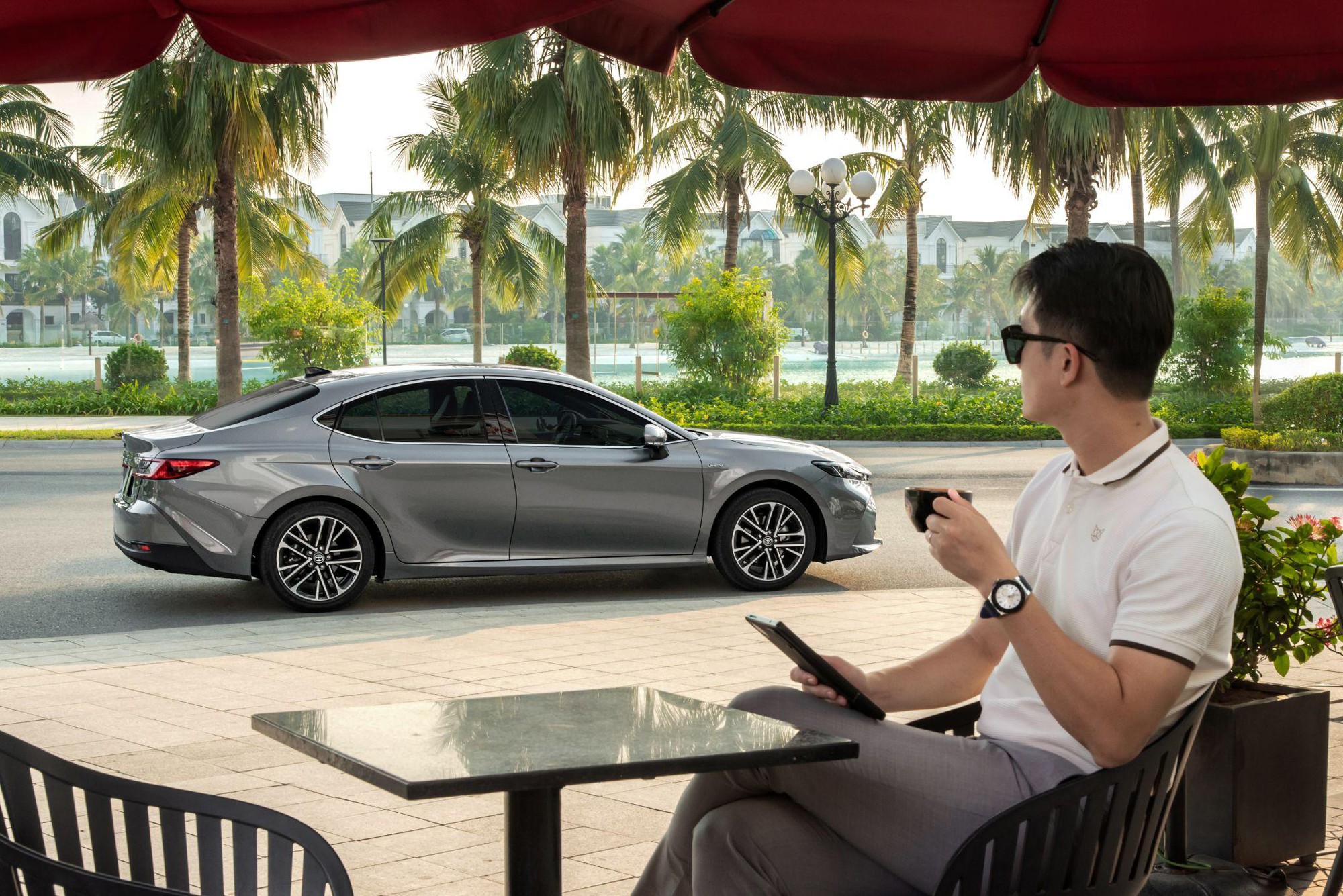 Ưu đãi 100% thuế trước bạ, Camry khuấy đảo sân chơi sedan tháng 11- Ảnh 1. Ưu đãi 100% thuế trước bạ, Camry khuấy đảo sân chơi sedan tháng 11- Ảnh 1.