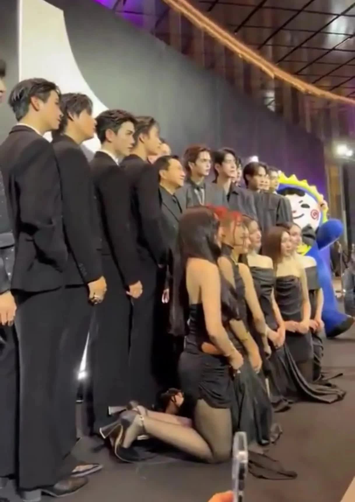 Bức ảnh gây tranh cãi toàn mạng tại lễ trao giải ở Thái Lan- Ảnh 4. Bức ảnh gây tranh cãi toàn mạng tại lễ trao giải ở Thái Lan- Ảnh 4.