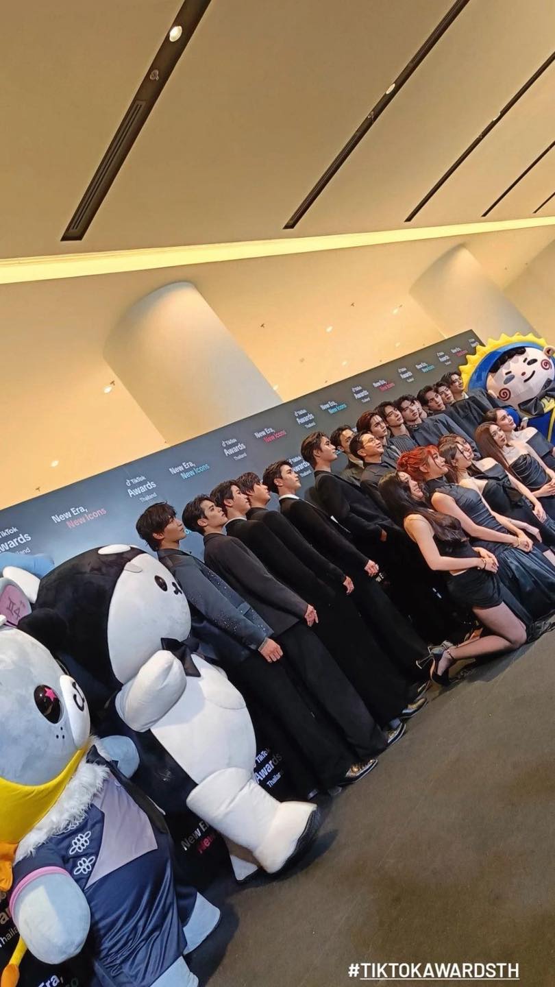 Bức ảnh gây tranh cãi toàn mạng tại lễ trao giải ở Thái Lan- Ảnh 2. Bức ảnh gây tranh cãi toàn mạng tại lễ trao giải ở Thái Lan- Ảnh 2.