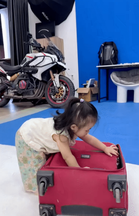 Đẻ con gái như bé út nhà Đông Nhi: Cô nhóc Hannie Đẻ con gái như bé út nhà Đông Nhi: Cô nhóc Hannie