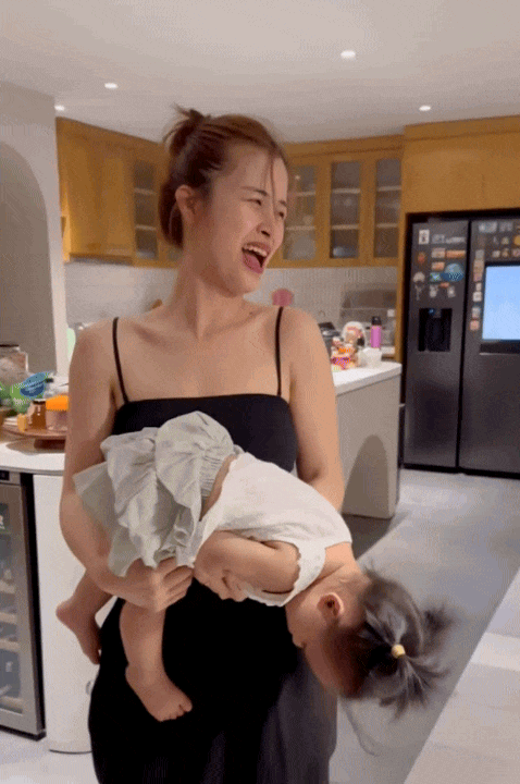 Đẻ con gái như bé út nhà Đông Nhi: Cô nhóc Hannie Đẻ con gái như bé út nhà Đông Nhi: Cô nhóc Hannie