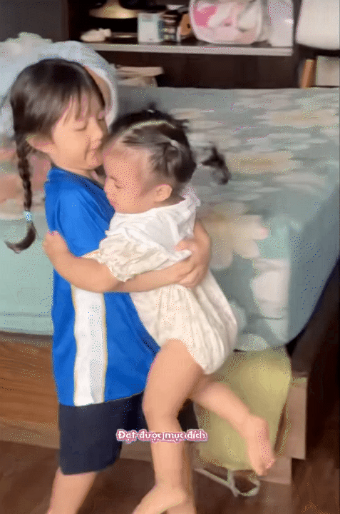 Đẻ con gái như bé út nhà Đông Nhi: Cô nhóc Hannie Đẻ con gái như bé út nhà Đông Nhi: Cô nhóc Hannie