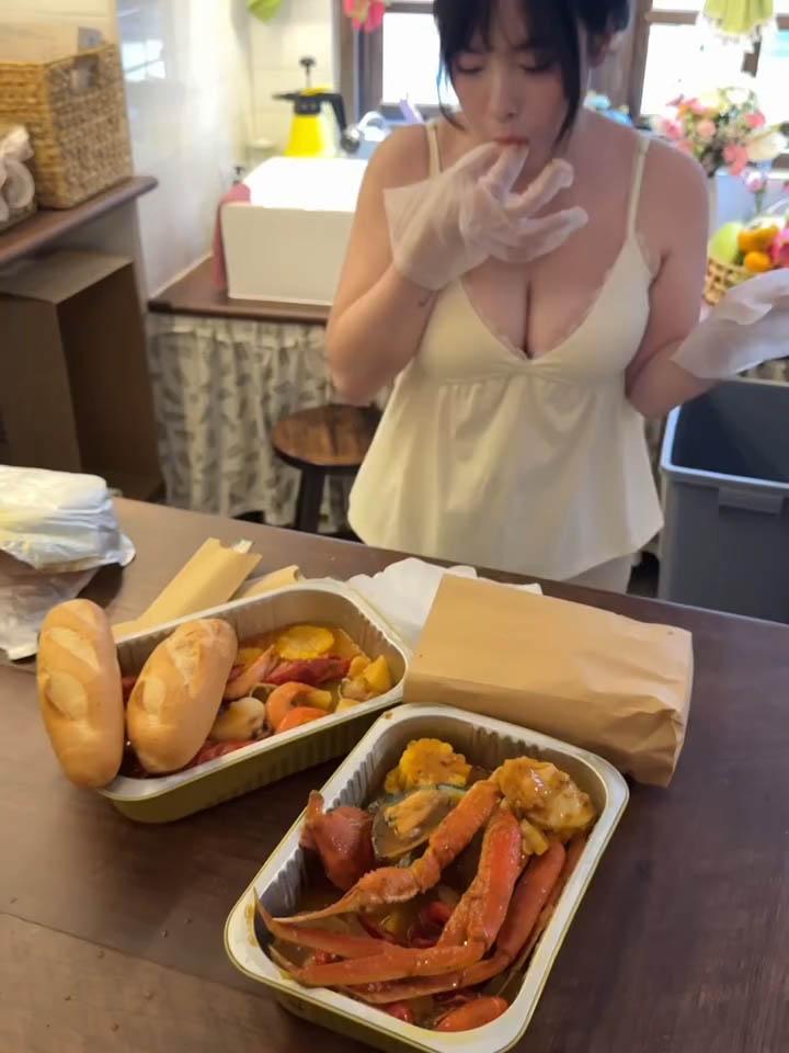 Làm video “mukbang” nhưng ánh mắt của fan lại “va” ánh mắt của hot girl- Ảnh 2.