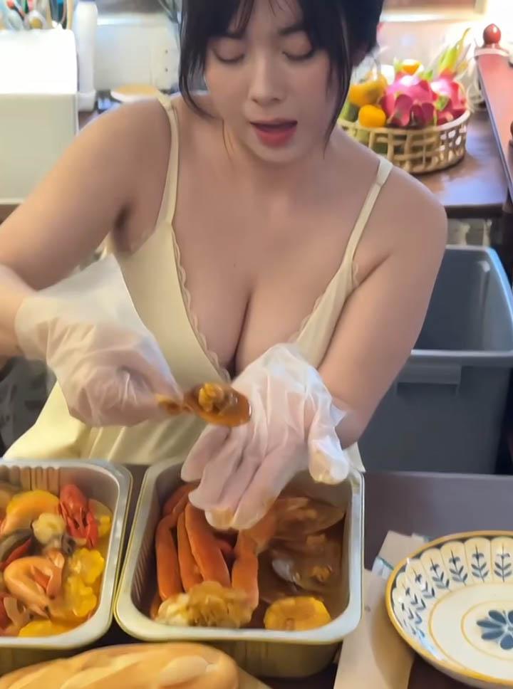 Làm video “mukbang” nhưng ánh mắt của fan lại “va” ánh mắt của hot girl- Ảnh 3.
