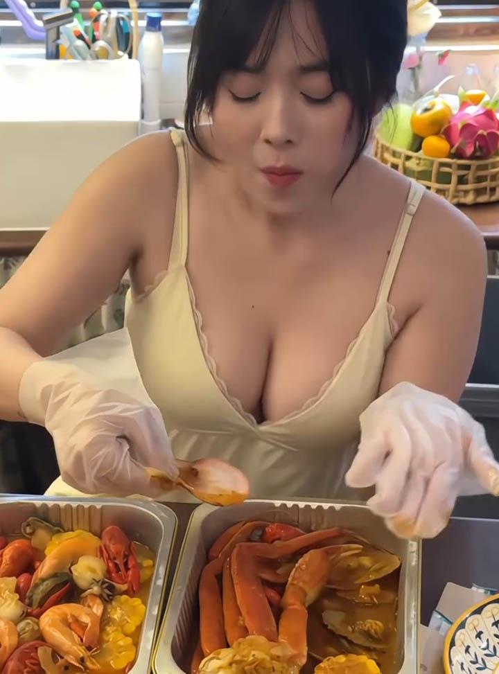 Làm video “mukbang” nhưng ánh mắt của fan lại “va” ánh mắt của hot girl- Ảnh 5.