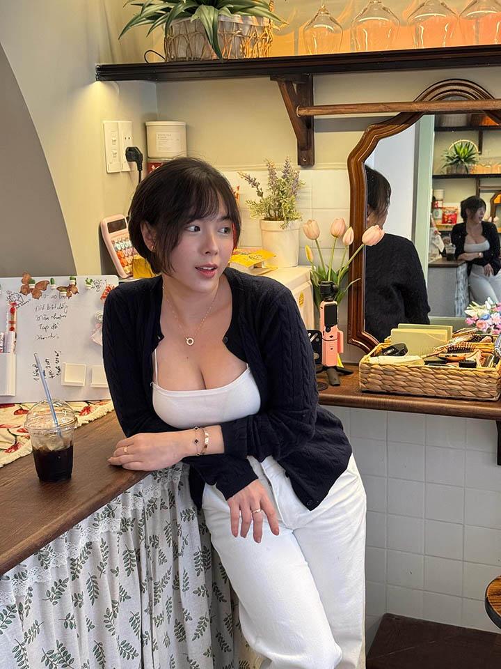 Làm video “mukbang” nhưng ánh mắt của fan lại “va” ánh mắt của hot girl- Ảnh 10.