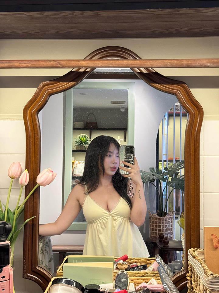 Làm video “mukbang” nhưng ánh mắt của fan lại “va” ánh mắt của hot girl- Ảnh 11.