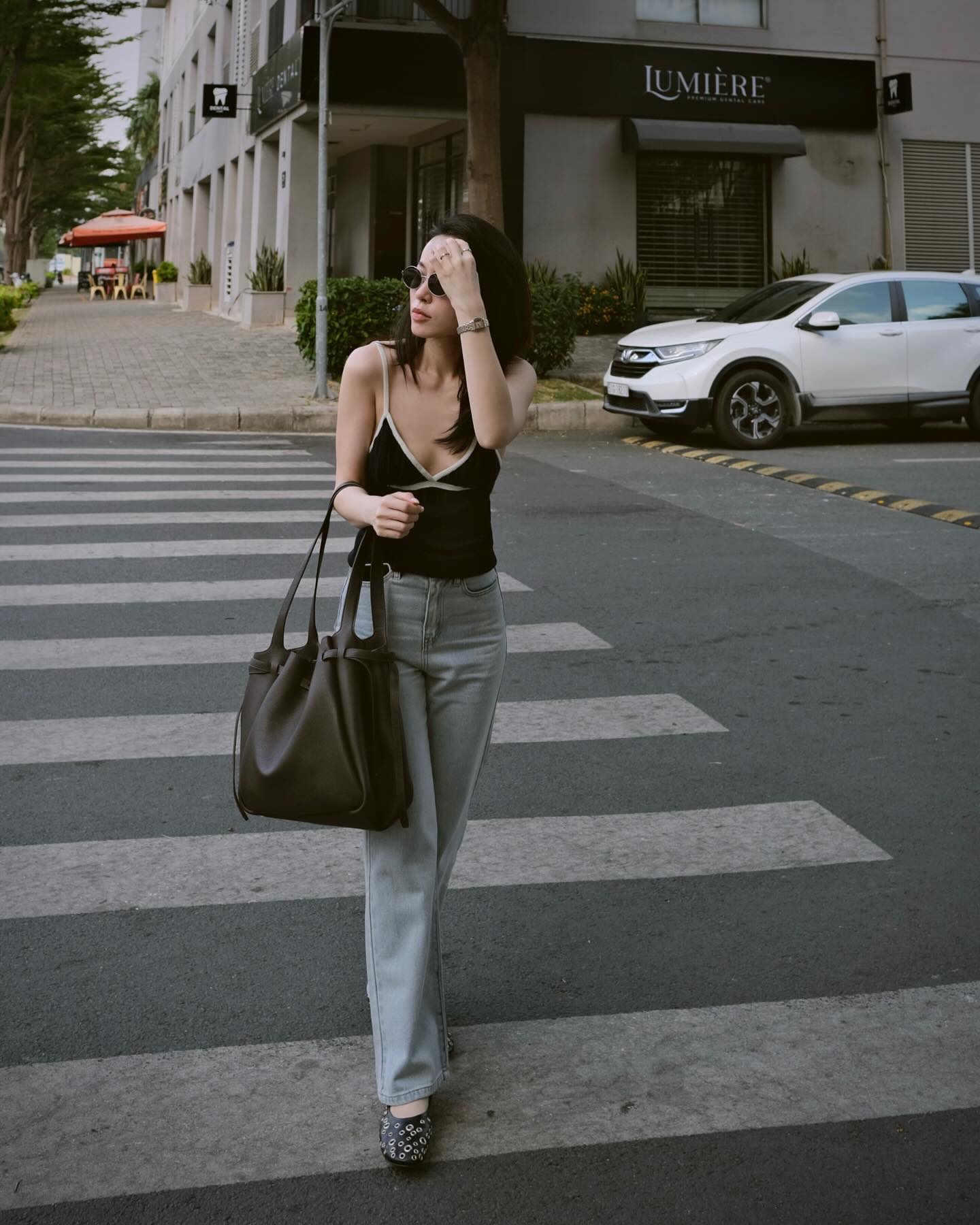 Cao chưa tới 1m60 nhưng Lê Hà Trúc vẫn hack dáng siêu đỉnh khi đi giày bệt, tất cả là nhờ 4 kiểu trang phục- Ảnh 7.