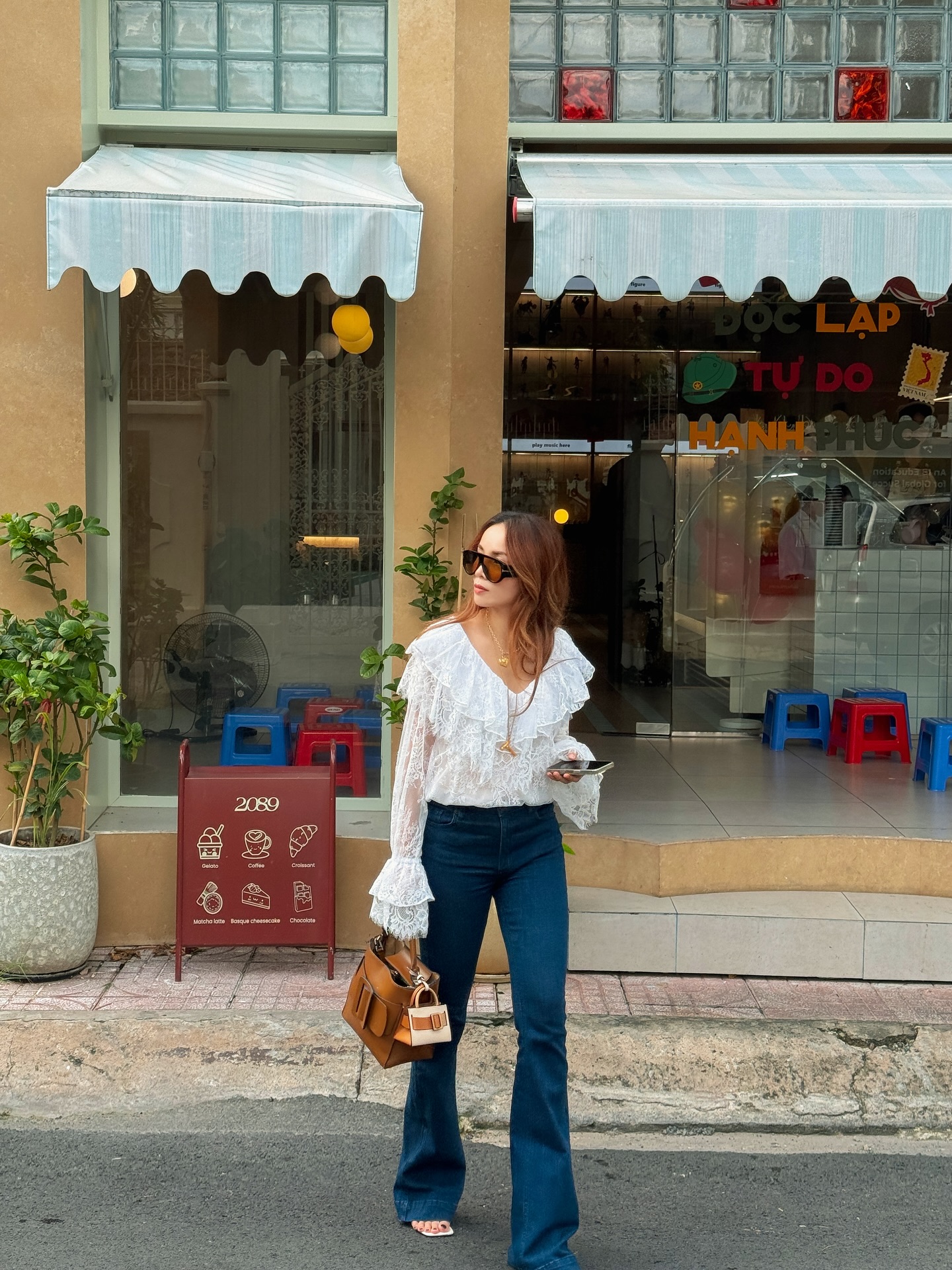 4 kiểu quần jeans đẹp trường tồn trong tủ đồ của mỹ nhân Việt: Vừa trẻ vừa sang, mặc quanh năm không thấy chán- Ảnh 4.