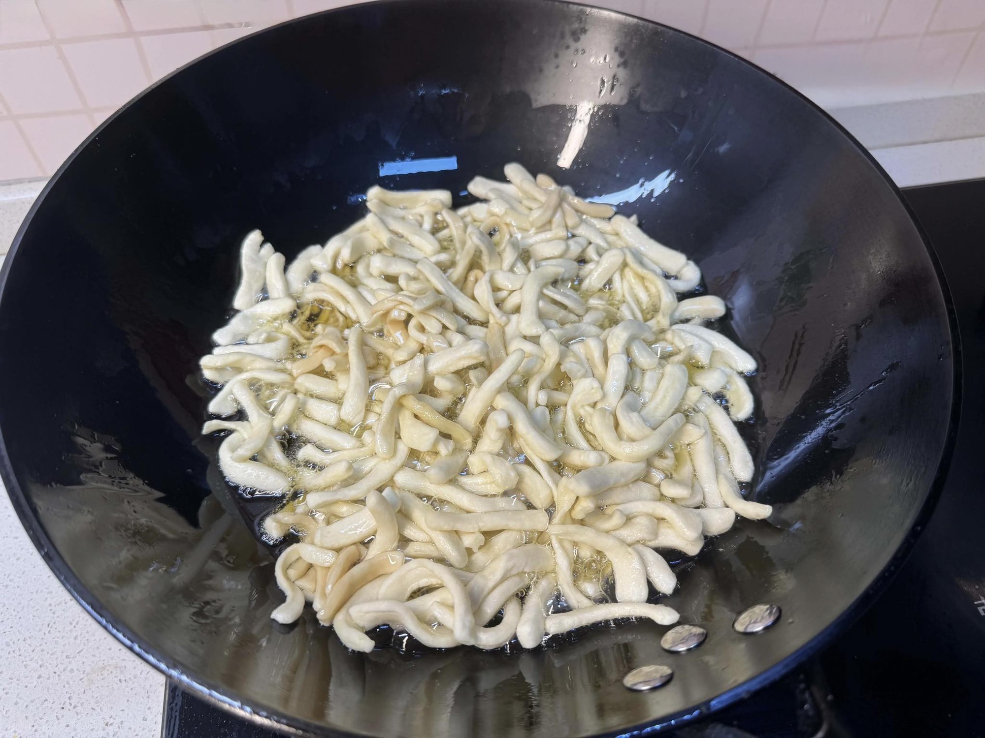 2 quả trứng gà trộn với 1 bát bột mì làm thành món bánh nhâm nhi ngày đông cực ngon được cả nhà yêu thích- Ảnh 3. 2 quả trứng gà trộn với 1 bát bột mì làm thành món bánh nhâm nhi ngày đông cực ngon được cả nhà yêu thích- Ảnh 3.