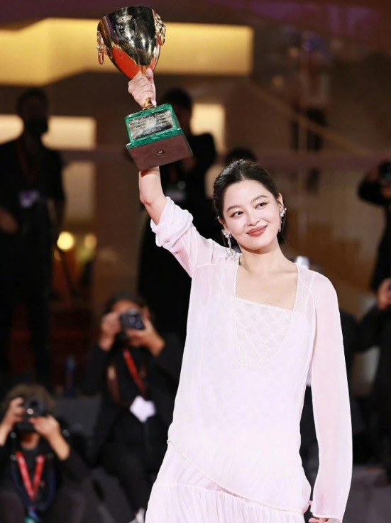 Có nam nghệ sĩ vừa nhận cúp đã bị nói "chơi chiêu", chính một tiền bối lên tiếng làm rõ ngọn ngành- Ảnh 3. Có nam nghệ sĩ vừa nhận cúp đã bị nói "chơi chiêu", chính một tiền bối lên tiếng làm rõ ngọn ngành- Ảnh 3.