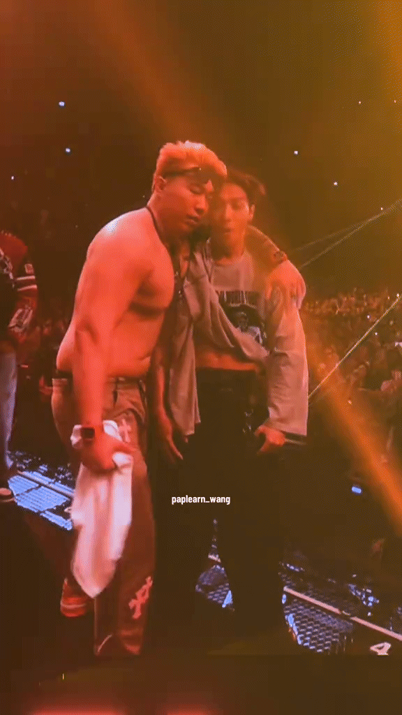 Nam ca sĩ mặt "xịt keo" khi bị người đàn ông lực lưỡng hôn trên sân khấu- Ảnh 2. Nam ca sĩ mặt "xịt keo" khi bị người đàn ông lực lưỡng hôn trên sân khấu- Ảnh 2.