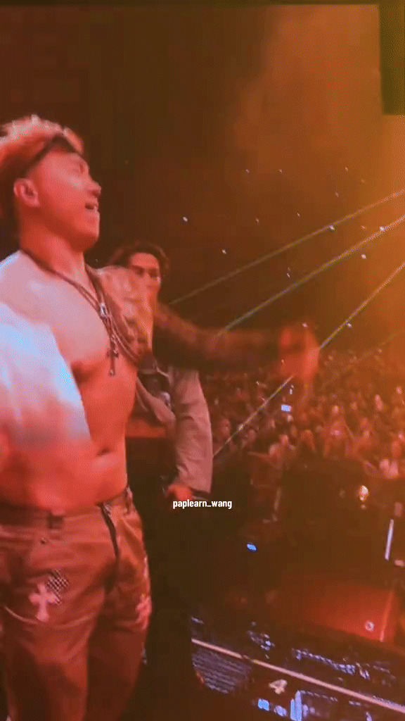 Nam ca sĩ mặt "xịt keo" khi bị người đàn ông lực lưỡng hôn trên sân khấu- Ảnh 1. Nam ca sĩ mặt "xịt keo" khi bị người đàn ông lực lưỡng hôn trên sân khấu- Ảnh 1.