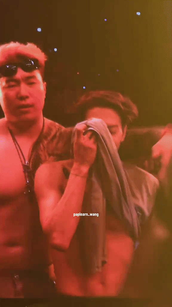 Nam ca sĩ mặt "xịt keo" khi bị người đàn ông lực lưỡng hôn trên sân khấu- Ảnh 3. Nam ca sĩ mặt "xịt keo" khi bị người đàn ông lực lưỡng hôn trên sân khấu- Ảnh 3.