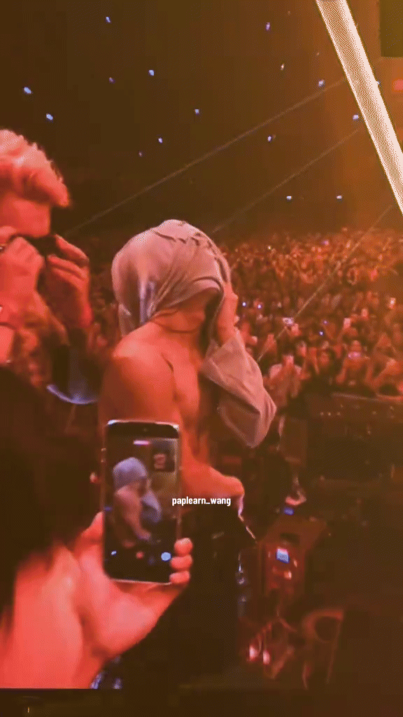 Nam ca sĩ mặt "xịt keo" khi bị người đàn ông lực lưỡng hôn trên sân khấu- Ảnh 5. Nam ca sĩ mặt "xịt keo" khi bị người đàn ông lực lưỡng hôn trên sân khấu- Ảnh 5.