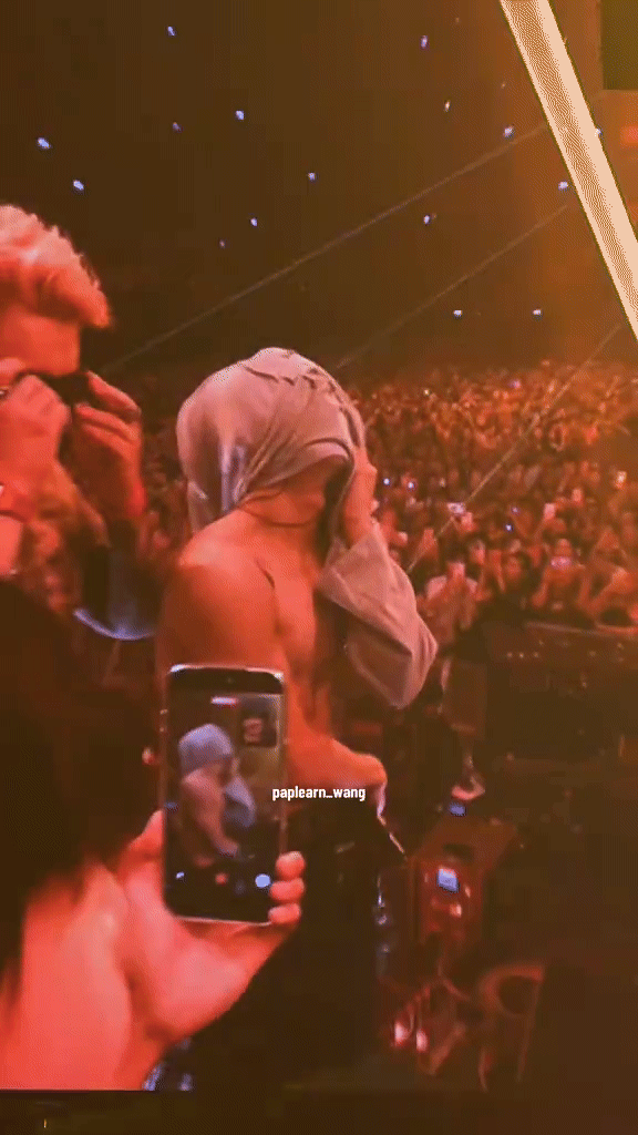 Nam ca sĩ mặt "xịt keo" khi bị người đàn ông lực lưỡng hôn trên sân khấu- Ảnh 4. Nam ca sĩ mặt "xịt keo" khi bị người đàn ông lực lưỡng hôn trên sân khấu- Ảnh 4.