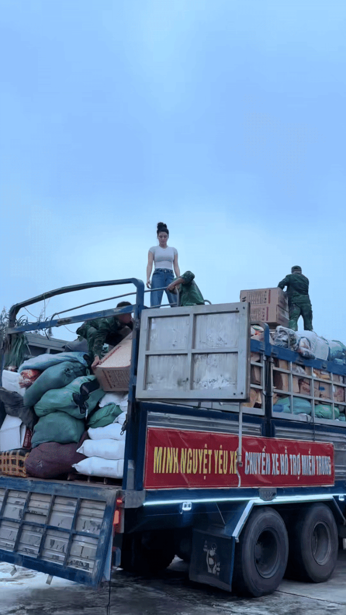 Cô gái xinh đẹp bốc vác trên thùng xe tải 30 tấn: Hé lộ thân phận phía sau- Ảnh 1. Cô gái xinh đẹp bốc vác trên thùng xe tải 30 tấn: Hé lộ thân phận phía sau- Ảnh 1.