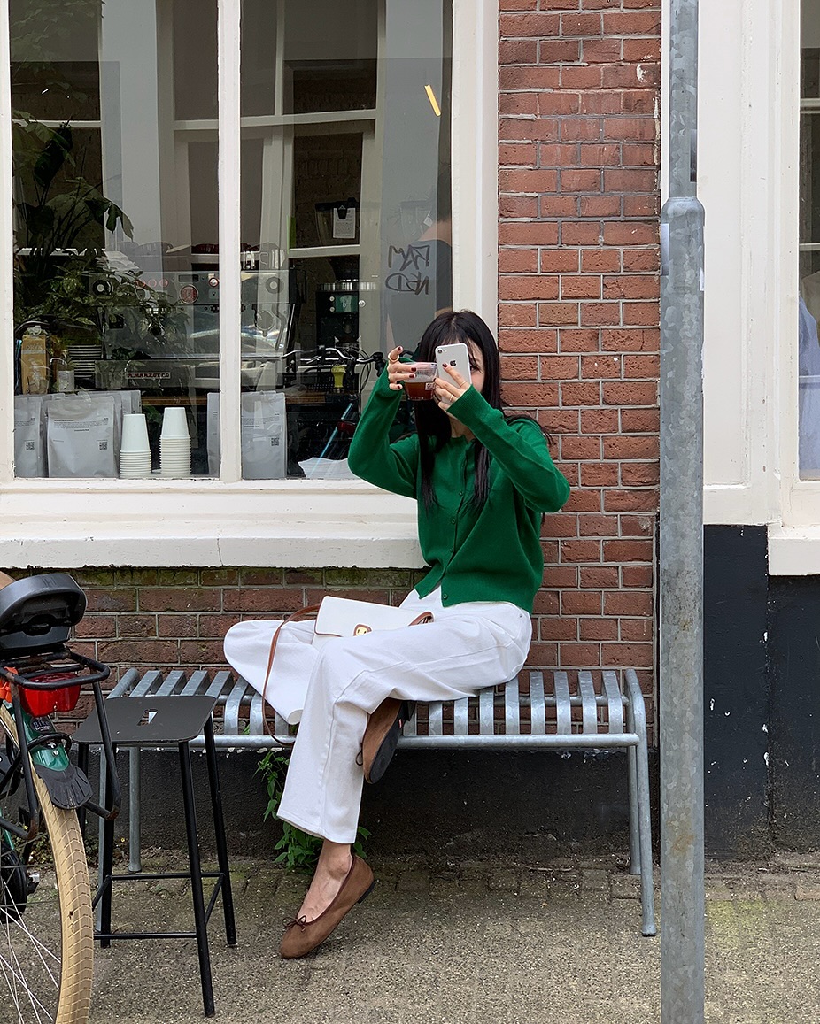 10 set đồ màu sắc rất dễ mặc trong mùa lạnh, giúp nàng nổi bật mà không sợ "sến"- Ảnh 8. 10 set đồ màu sắc rất dễ mặc trong mùa lạnh, giúp nàng nổi bật mà không sợ "sến"- Ảnh 8.