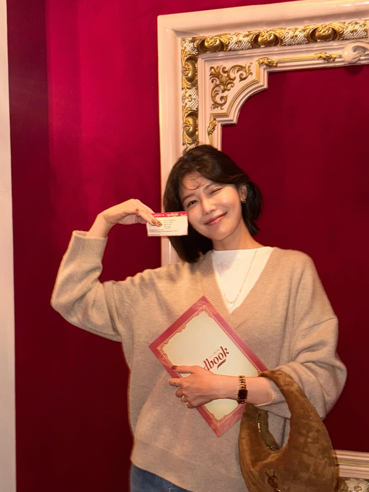 Tài tử Jung Kyung Ho có cô người yêu mặc quá đẹp, U40 ai cũng muốn sành điệu như thế này- Ảnh 10. Tài tử Jung Kyung Ho có cô người yêu mặc quá đẹp, U40 ai cũng muốn sành điệu như thế này- Ảnh 10.