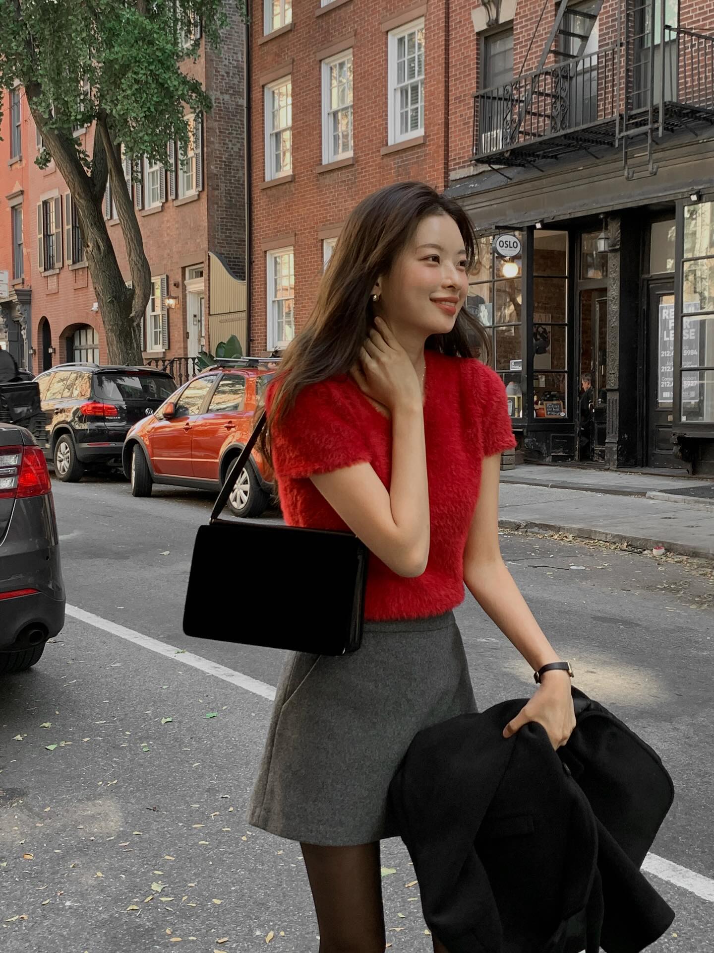 10 set đồ màu sắc rất dễ mặc trong mùa lạnh, giúp nàng nổi bật mà không sợ "sến"- Ảnh 4. 10 set đồ màu sắc rất dễ mặc trong mùa lạnh, giúp nàng nổi bật mà không sợ "sến"- Ảnh 4.