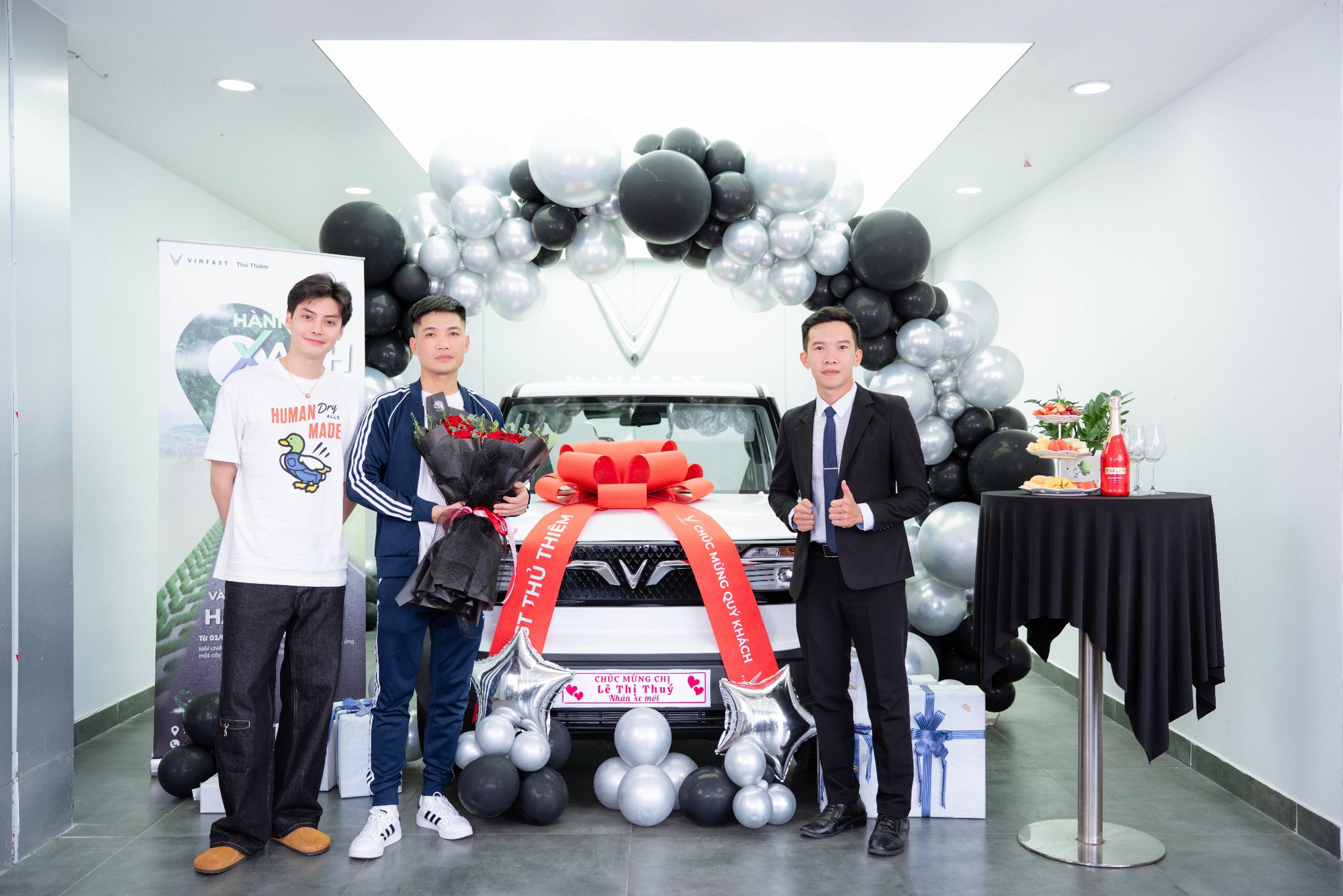 Livestream tặng VF3 chiều fan - cú chơi lớn của Lucie Nguyễn & Tuấn Dương- Ảnh 1. Livestream tặng VF3 chiều fan - cú chơi lớn của Lucie Nguyễn & Tuấn Dương- Ảnh 1.