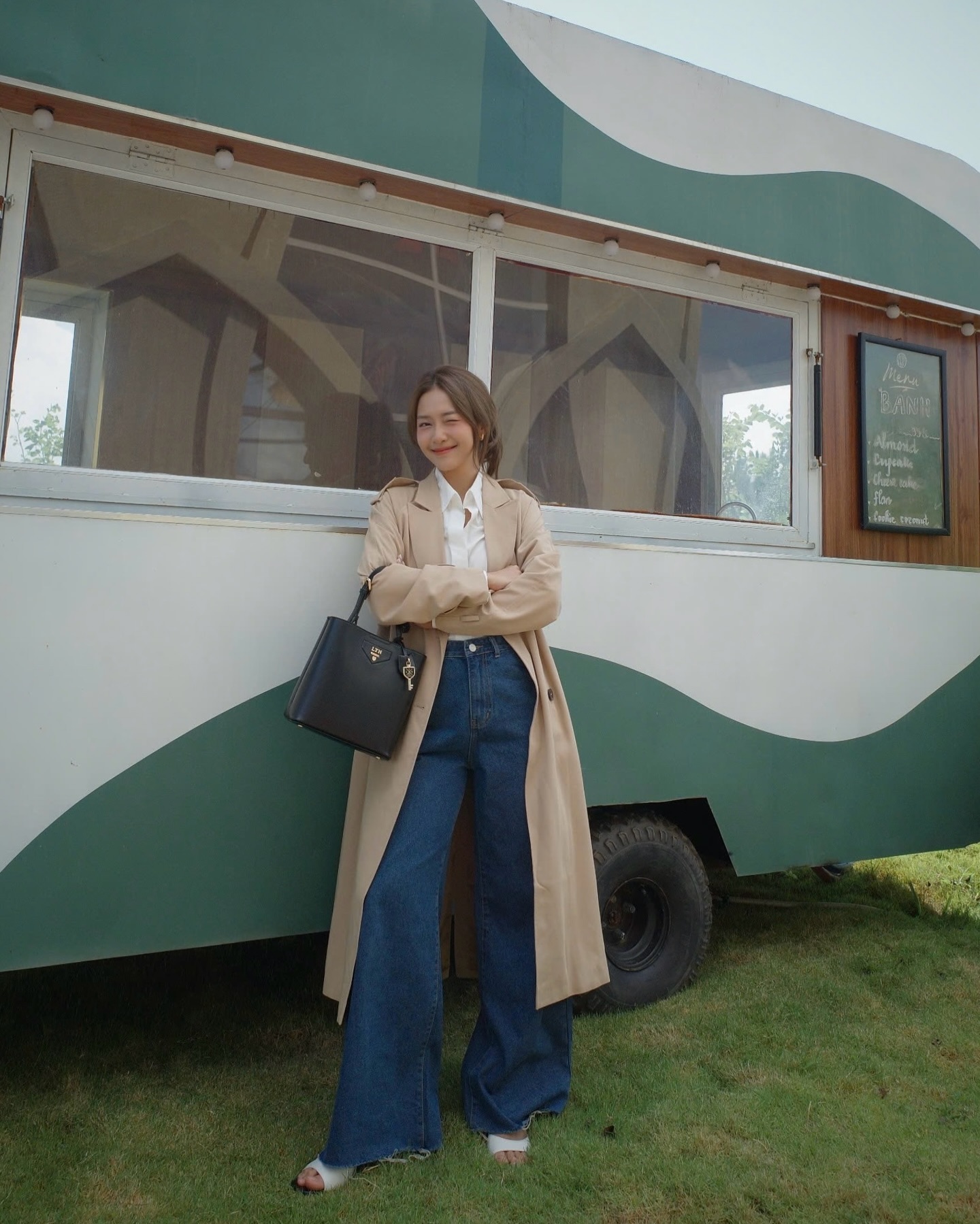 10 bộ cánh tối giản tuyệt đẹp của mỹ nhân Việt, ngắm là không muốn diện đồ cầu kỳ nữa- Ảnh 8. 10 bộ cánh tối giản tuyệt đẹp của mỹ nhân Việt, ngắm là không muốn diện đồ cầu kỳ nữa- Ảnh 8.