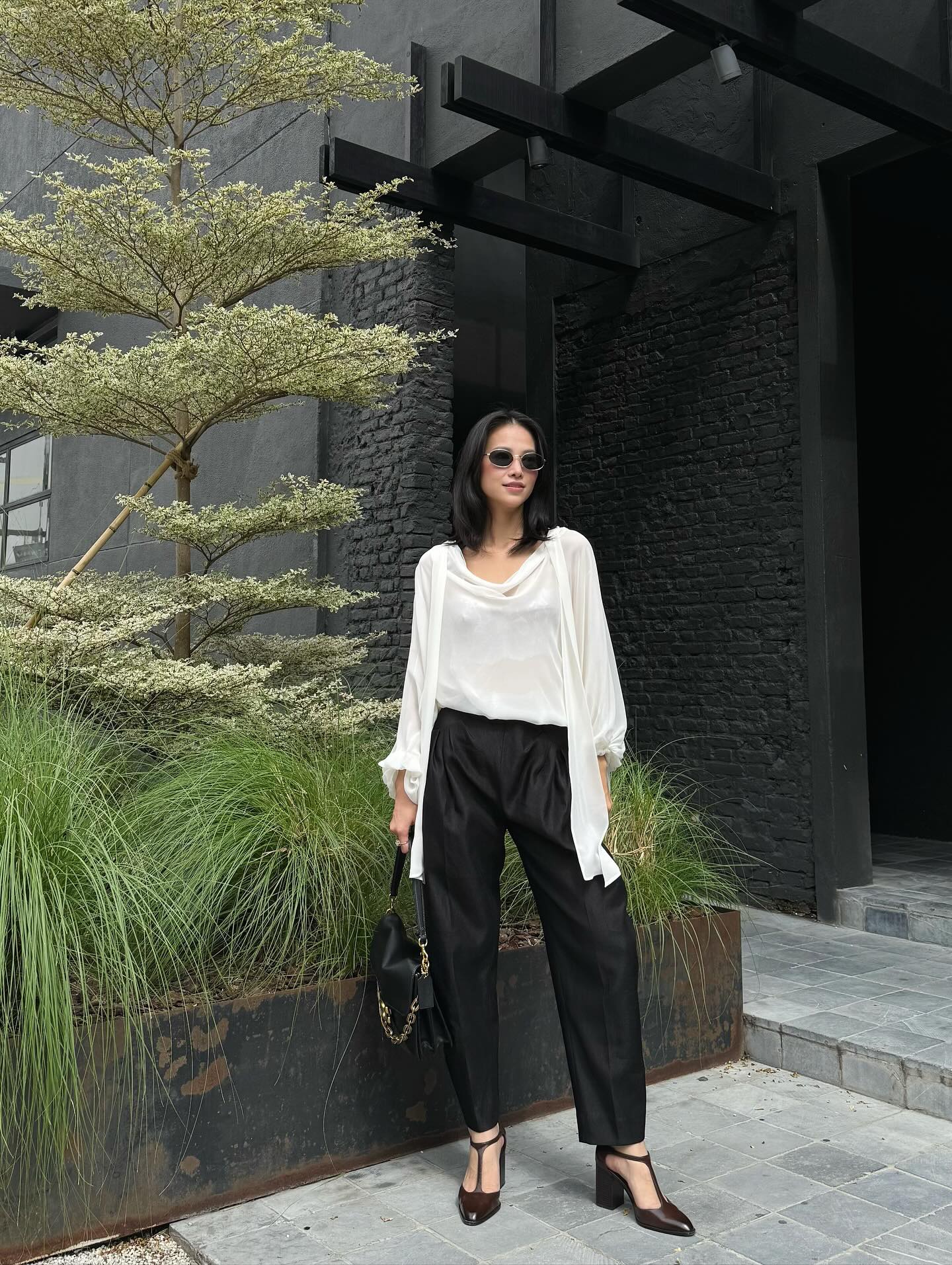 10 bộ cánh tối giản tuyệt đẹp của mỹ nhân Việt, ngắm là không muốn diện đồ cầu kỳ nữa- Ảnh 5. 10 bộ cánh tối giản tuyệt đẹp của mỹ nhân Việt, ngắm là không muốn diện đồ cầu kỳ nữa- Ảnh 5.