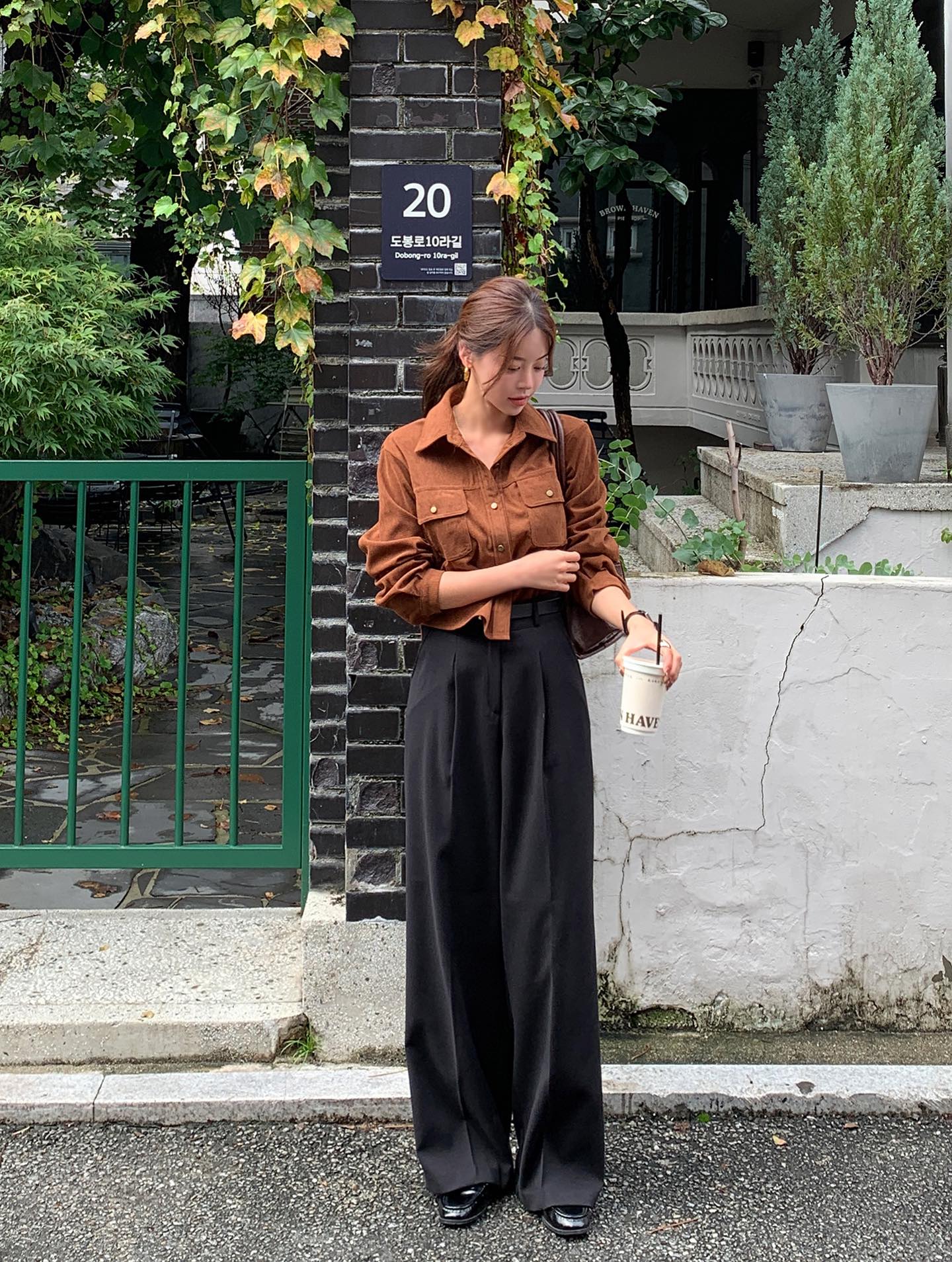 4 mẫu quần công sở giúp bạn mặc đẹp suốt năm 2026- Ảnh 1.