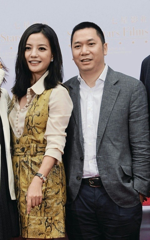 Triệu Vy giờ khổ đến vậy sao: Ăn quán vỉa hè, mặt mũi sưng húp- Ảnh 5. Triệu Vy giờ khổ đến vậy sao: Ăn quán vỉa hè, mặt mũi sưng húp- Ảnh 5.