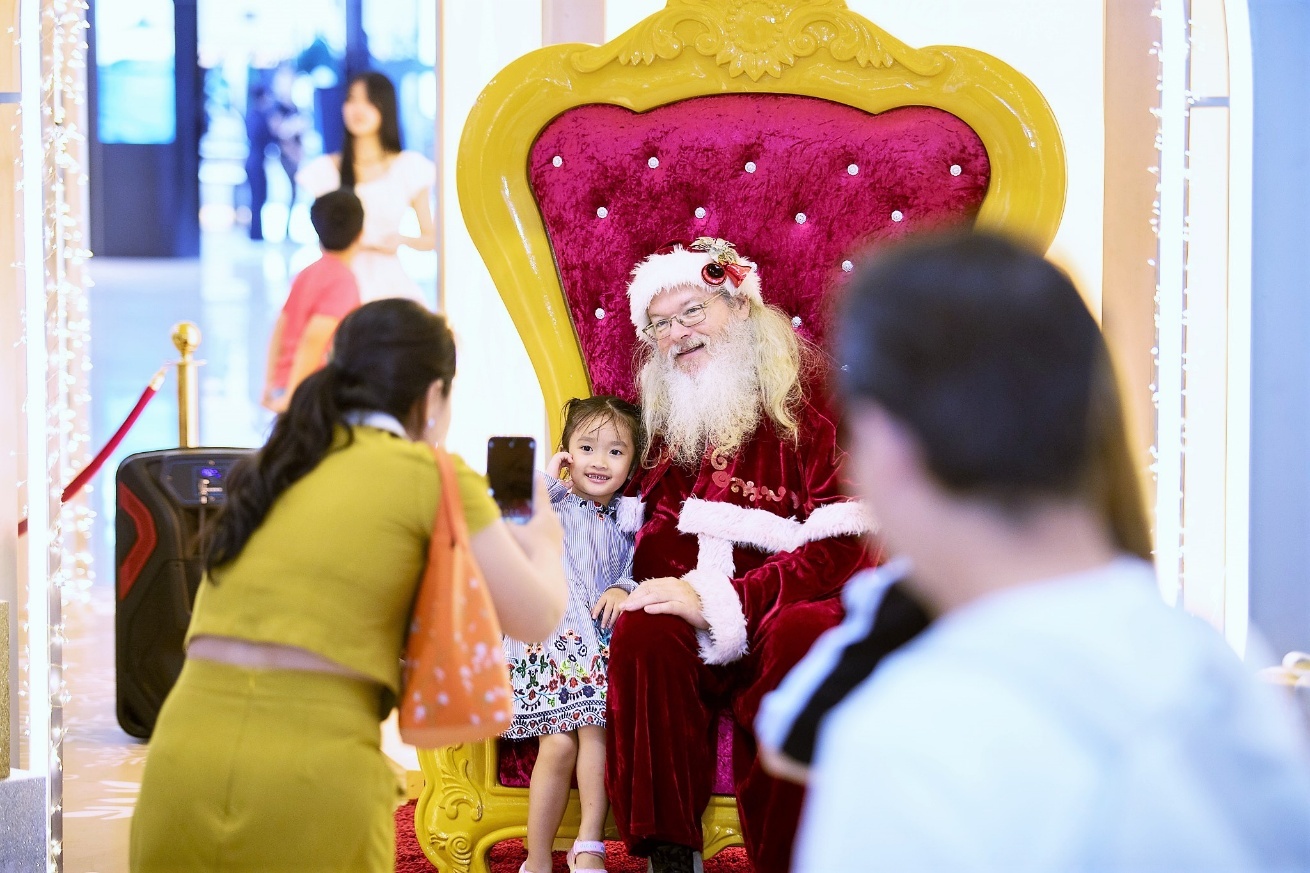 Crescent Mall khởi động Giáng sinh với “The Dazzling Joy of Christmas”, mùa lễ hội lấp lánh tại TP Hồ Chí Minh- Ảnh 3. Crescent Mall khởi động Giáng sinh với “The Dazzling Joy of Christmas”, mùa lễ hội lấp lánh tại TP Hồ Chí Minh- Ảnh 3.