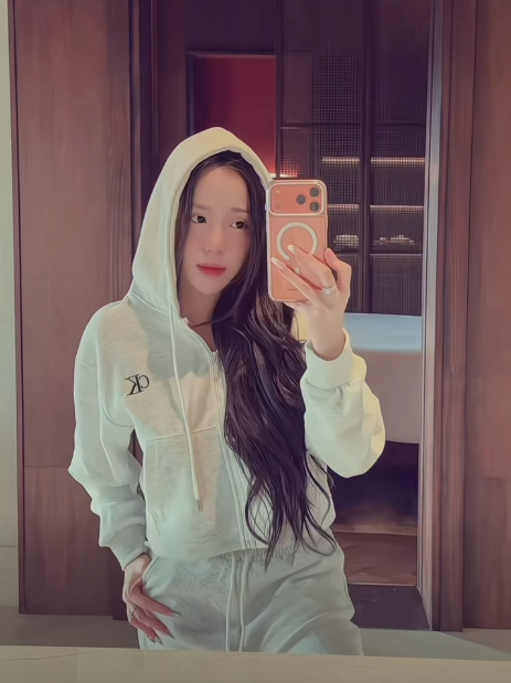 photo-1765437369334 photo-1765437369334