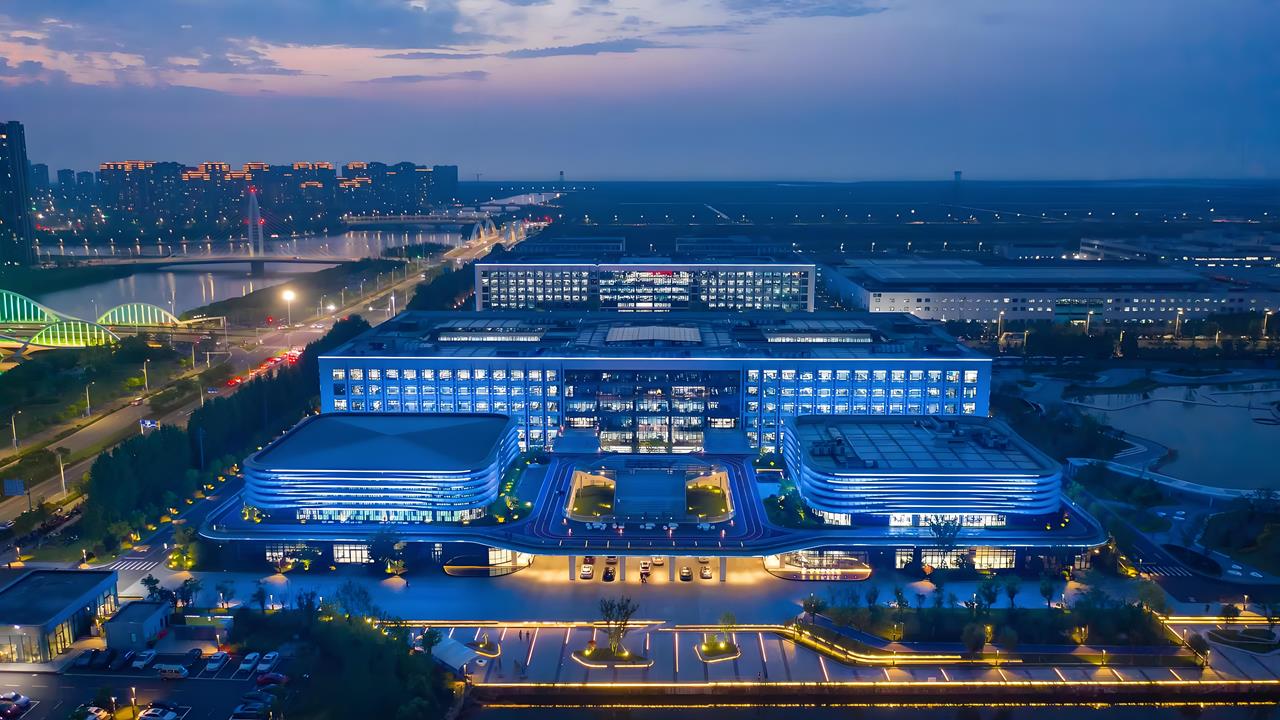 Geely sau 40 năm: từ xưởng linh kiện tủ lạnh đến hệ sinh thái ô tô toàn cầu, phóng cả vệ tinh- Ảnh 3. Geely sau 40 năm: từ xưởng linh kiện tủ lạnh đến hệ sinh thái ô tô toàn cầu, phóng cả vệ tinh- Ảnh 3.